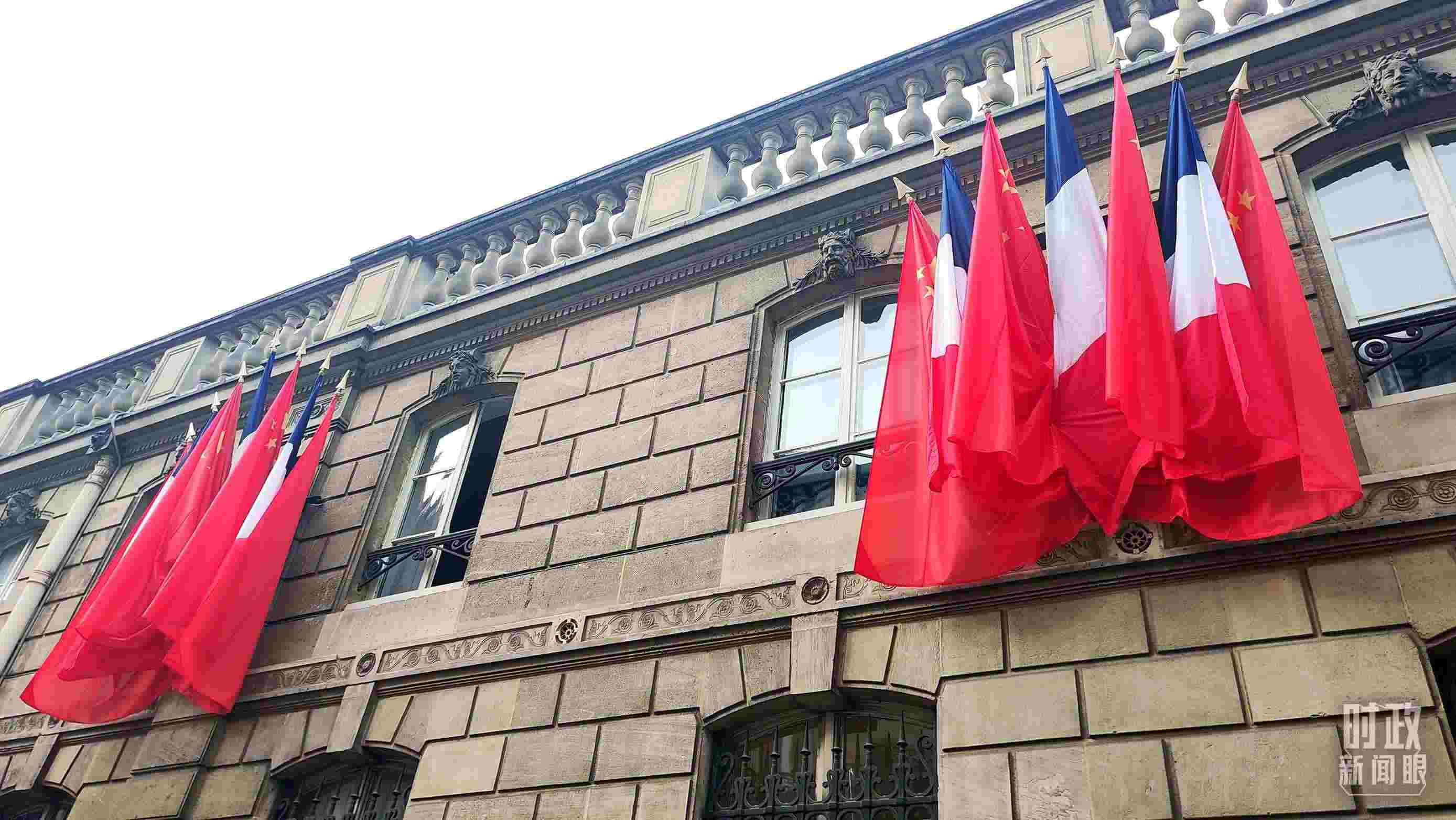 △中法歐領(lǐng)導(dǎo)人三方會晤地點——愛麗舍宮懸掛中法兩國國旗。（總臺央視記者劉琦拍攝）