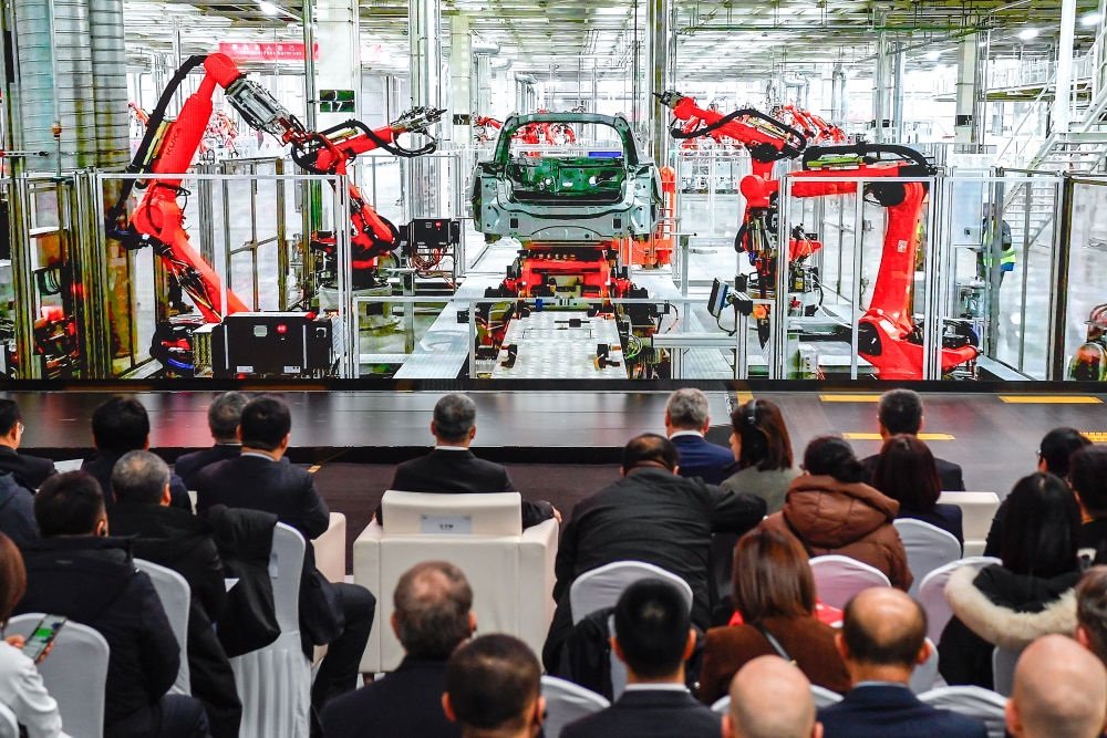 2024年1月26日，奧迪一汽新能源汽車有限公司預(yù)批量生產(chǎn)正式啟動(dòng)，嘉賓觀看奧迪一汽新能源汽車有限公司生產(chǎn)車間的宣傳短片。新華社記者 許暢 攝