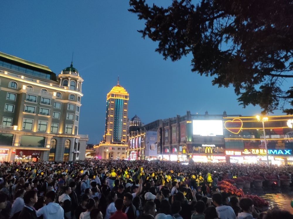 “五一”假期，哈爾濱松花江畔游人如織（2024年5月2日攝）。新華社記者 朱悅 攝