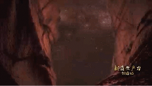 要甄別并發(fā)現(xiàn)暗物質(zhì)粒子，如同在一場人聲鼎沸的足球比賽現(xiàn)場聽見一根鋼針跌落的聲音。