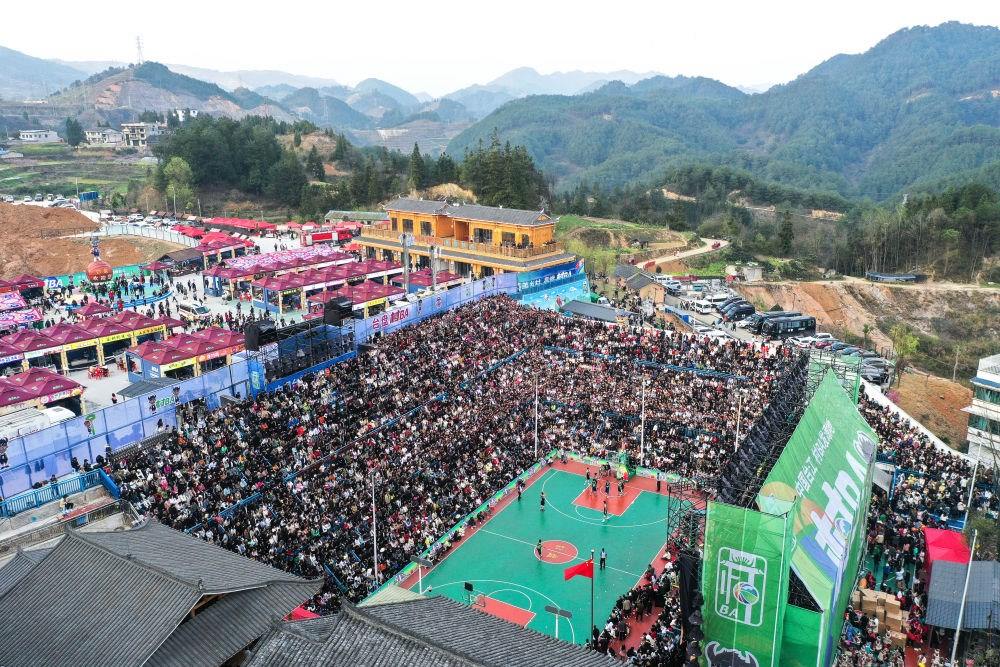貴州省臺江縣舉辦的2024年“村BA”球王爭霸賽現場（2024年3月22日攝，無人機照片）。新華社記者 楊文斌 攝