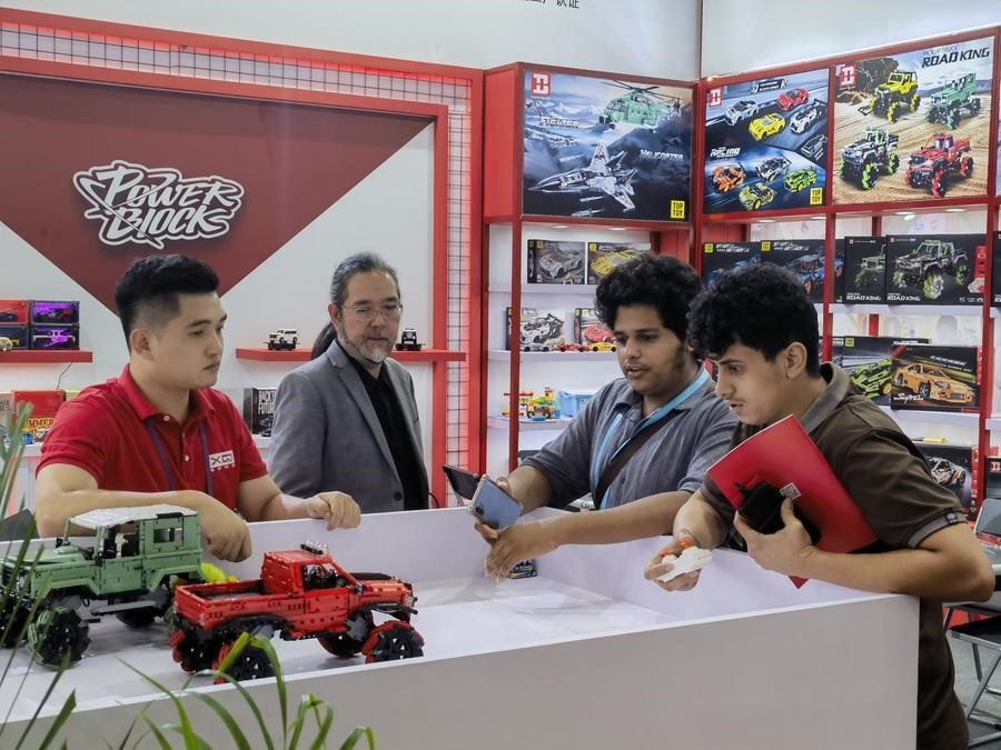 在第135屆廣交會(huì)第三期現(xiàn)場(chǎng)，采購(gòu)商在廣東信宇科技股份有限公司展位選購(gòu)、體驗(yàn)積木遙控車(chē)產(chǎn)品（5月2日攝）。新華社記者 洪澤華 攝