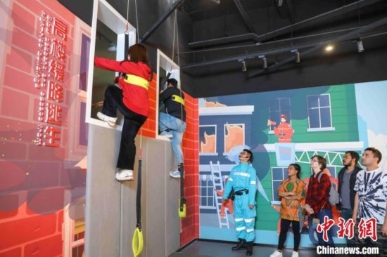 5月9日，留學(xué)生體驗(yàn)?zāi)M高樓緩降逃生。張鷹 攝