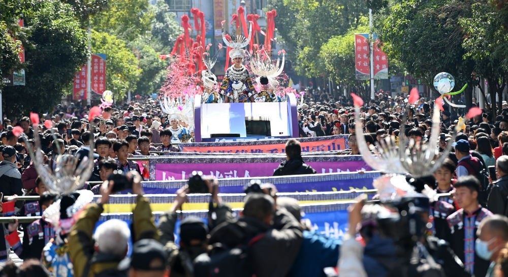 在貴州雷山縣縣城，苗族群眾身著盛裝，載歌載舞參加苗年和鼓藏節(jié)的巡游活動（2023年11月16日攝）。新華社記者 楊楹 攝