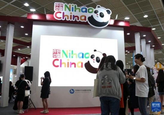 5月9日，在韓國(guó)首爾舉行的首爾國(guó)際旅游展上，參觀者在中國(guó)展區(qū)參加體驗(yàn)項(xiàng)目。新華社記者 姚琪琳 攝