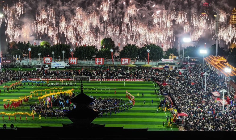 在貴州省榕江縣舉行的2024全國“村晚”示范展示活動暨貴州“村超村晚”活動中，音樂煙花秀精彩上演（2024年2月3日攝，無人機照片）。新華社記者 劉續(xù) 攝