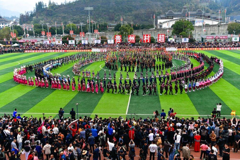 演員在貴州省榕江縣舉辦的2024年第二屆貴州“村超”總決賽開幕式上表演節(jié)目（2024年3月16日攝）。新華社記者 楊文斌 攝