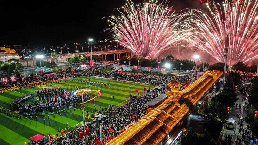 在貴州省榕江縣舉行的2024全國“村晚”示范展示活動暨貴州“村超村晚”活動中，音樂煙花秀精彩上演（2024年2月3日攝，無人機照片）。新華社記者 劉續(xù) 攝
