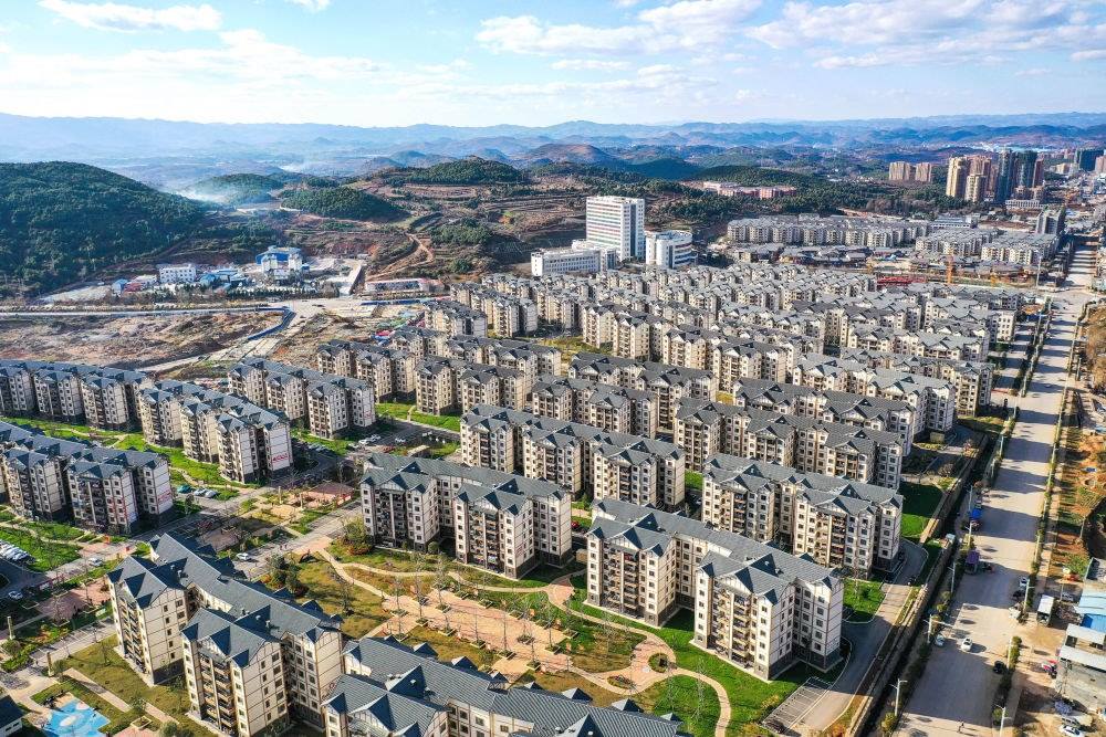 貴州省威寧縣五里崗街道朝陽新城易地扶貧搬遷安置小區(qū)（2021年11月28日攝，無人機照片）。新華社記者 楊文斌 攝