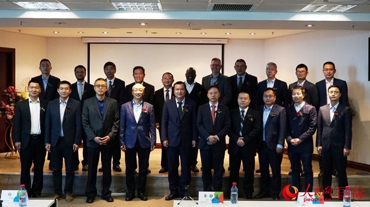 與會(huì)嘉賓合影。人民網(wǎng) 劉暢攝