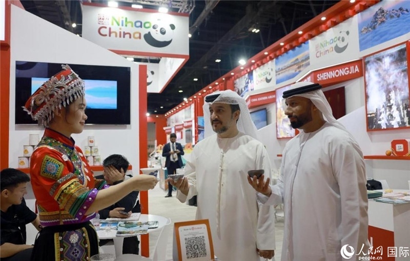 兩名阿聯(lián)酋觀眾在品嘗湖北名茶。人民網(wǎng)記者管克江攝