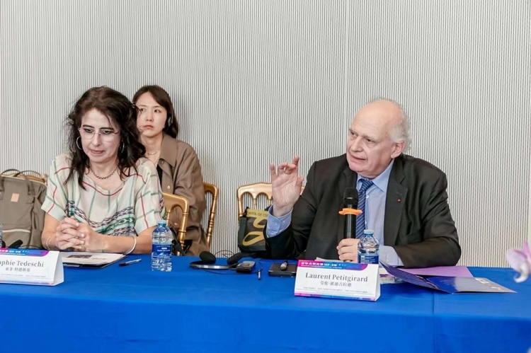 外國(guó)嘉賓發(fā)言（圖片：中國(guó)傳媒大學(xué)