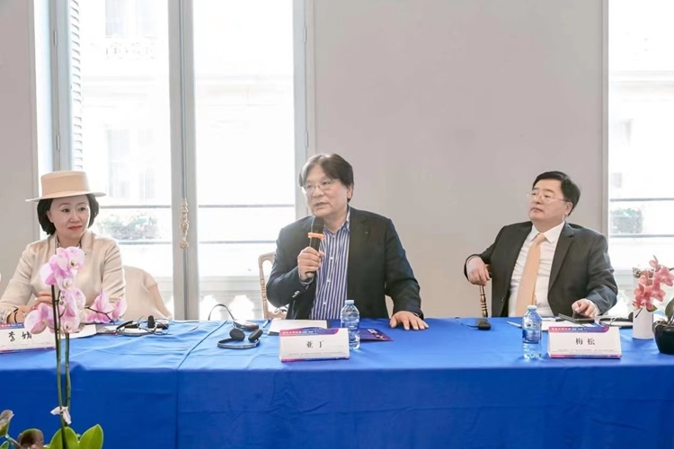 法中交流促進(jìn)會(huì)會(huì)長(zhǎng)、作家、翻譯家、法國(guó)最高榮譽(yù)騎士勛章獲得者亞丁發(fā)言（圖片：中國(guó)傳媒大學(xué)