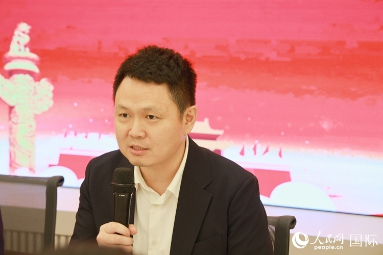 中國(guó)駐里約熱內(nèi)盧總領(lǐng)館副總領(lǐng)事王尉育在座談會(huì)上致辭。人民網(wǎng)記者 陳海琪攝