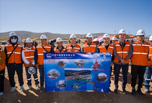 奧魯羅公路項目開工儀式現(xiàn)場，中國中鐵員工代表合影。中國中鐵供圖