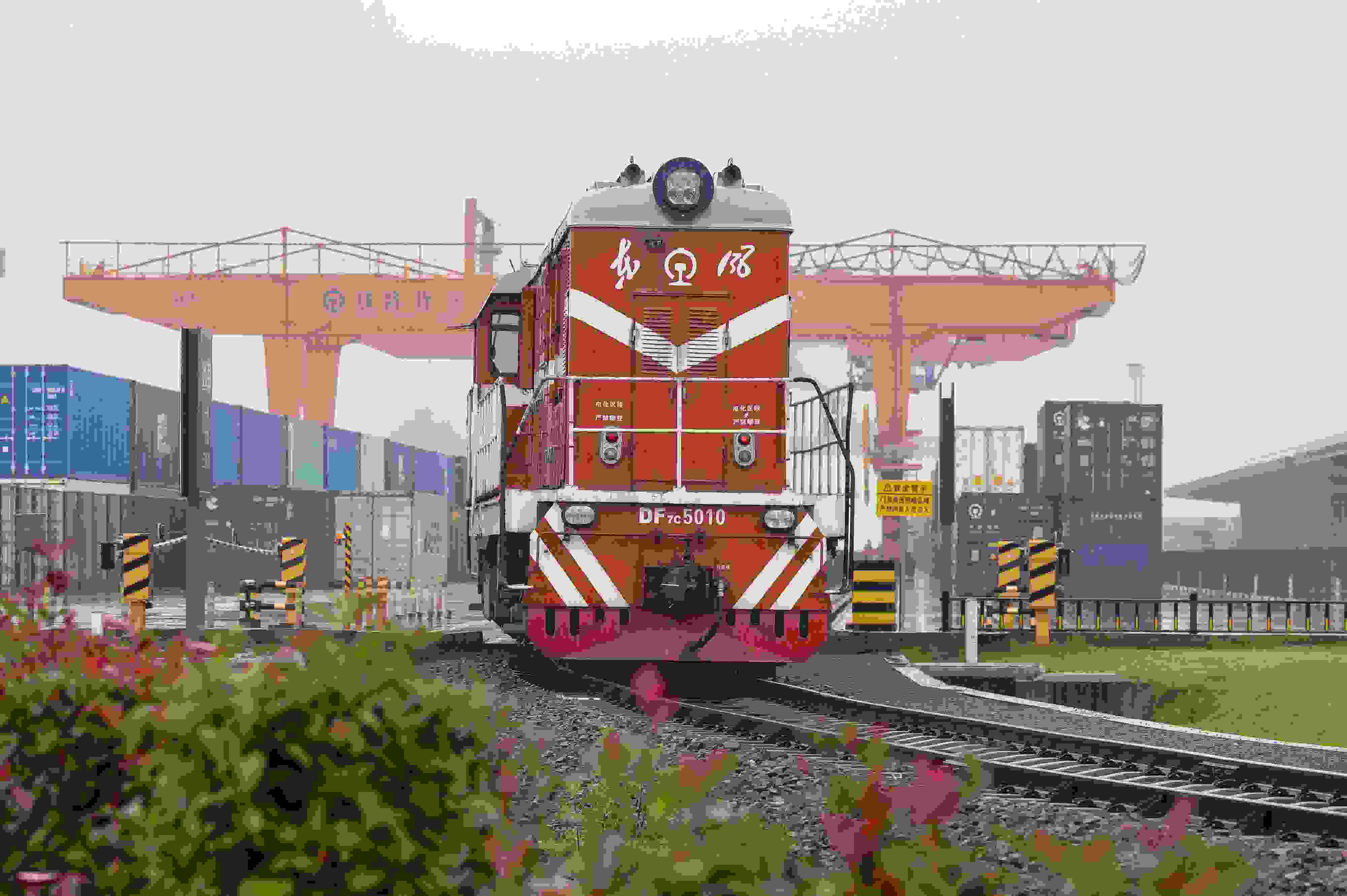 2024年5月5日，“五一”假期最后一天。在浙江省金華市金東區(qū)鐵路金華南站，一列滿載110標箱的中歐班列緩緩啟程駛往匈牙利。