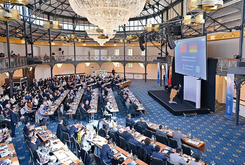 2024“投資中國”系列活動德國專場4月5日在巴登—符滕堡州首府斯圖加特市舉行，活動吸引德國工商界代表超300人參加。圖為當(dāng)日拍攝的活動現(xiàn)場。 新華社記者 任鵬飛/攝