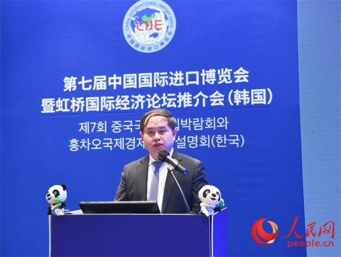 中國銀行首爾分行副行長褚?guī)h發(fā)言。人民網 程安康攝