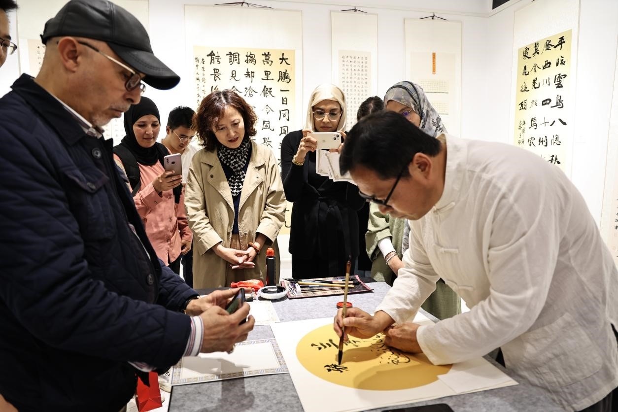 中摩書法老師在共同創(chuàng)作。拉巴特中國(guó)文化中心供圖