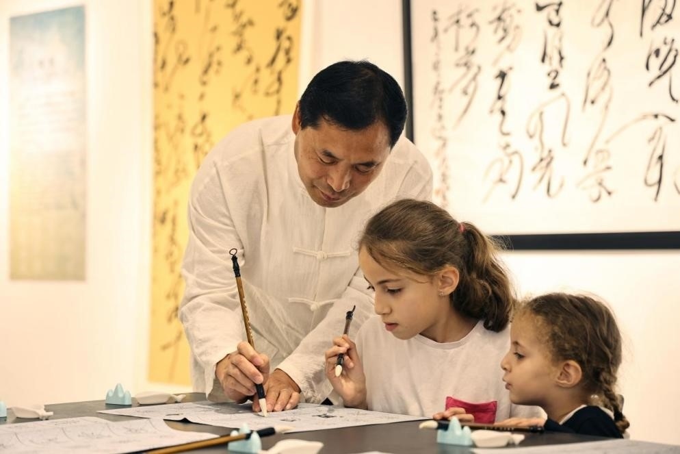 中國(guó)書法老師帶領(lǐng)現(xiàn)場(chǎng)觀眾體驗(yàn)書法。拉巴特中國(guó)文化中心供圖
