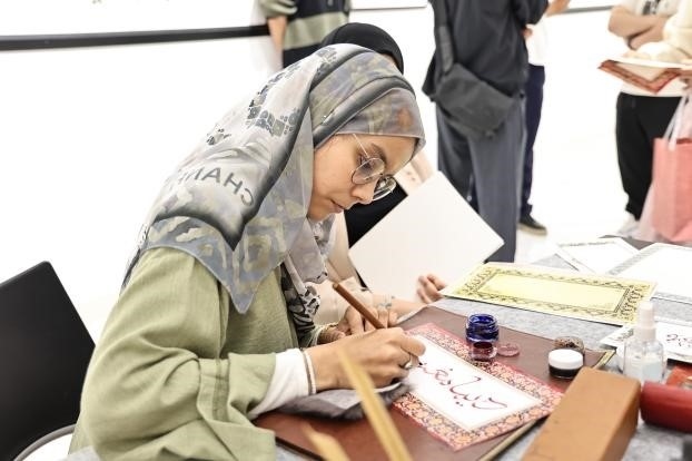 摩洛哥書法老師正在創(chuàng)作。拉巴特中國(guó)文化中心供圖