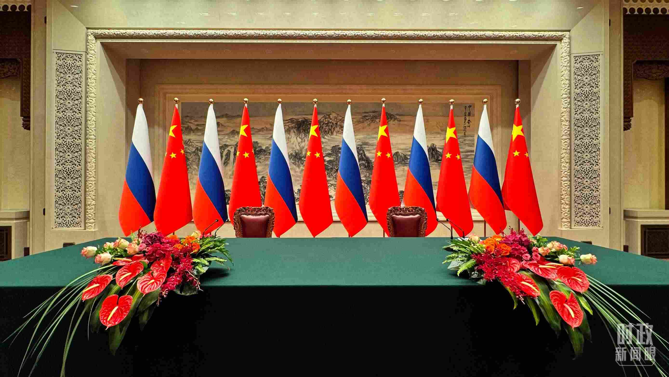 △會談后，中俄兩國元首出席簽字儀式并共見記者，這是開始前的現(xiàn)場。（總臺央視記者李增仁拍攝）