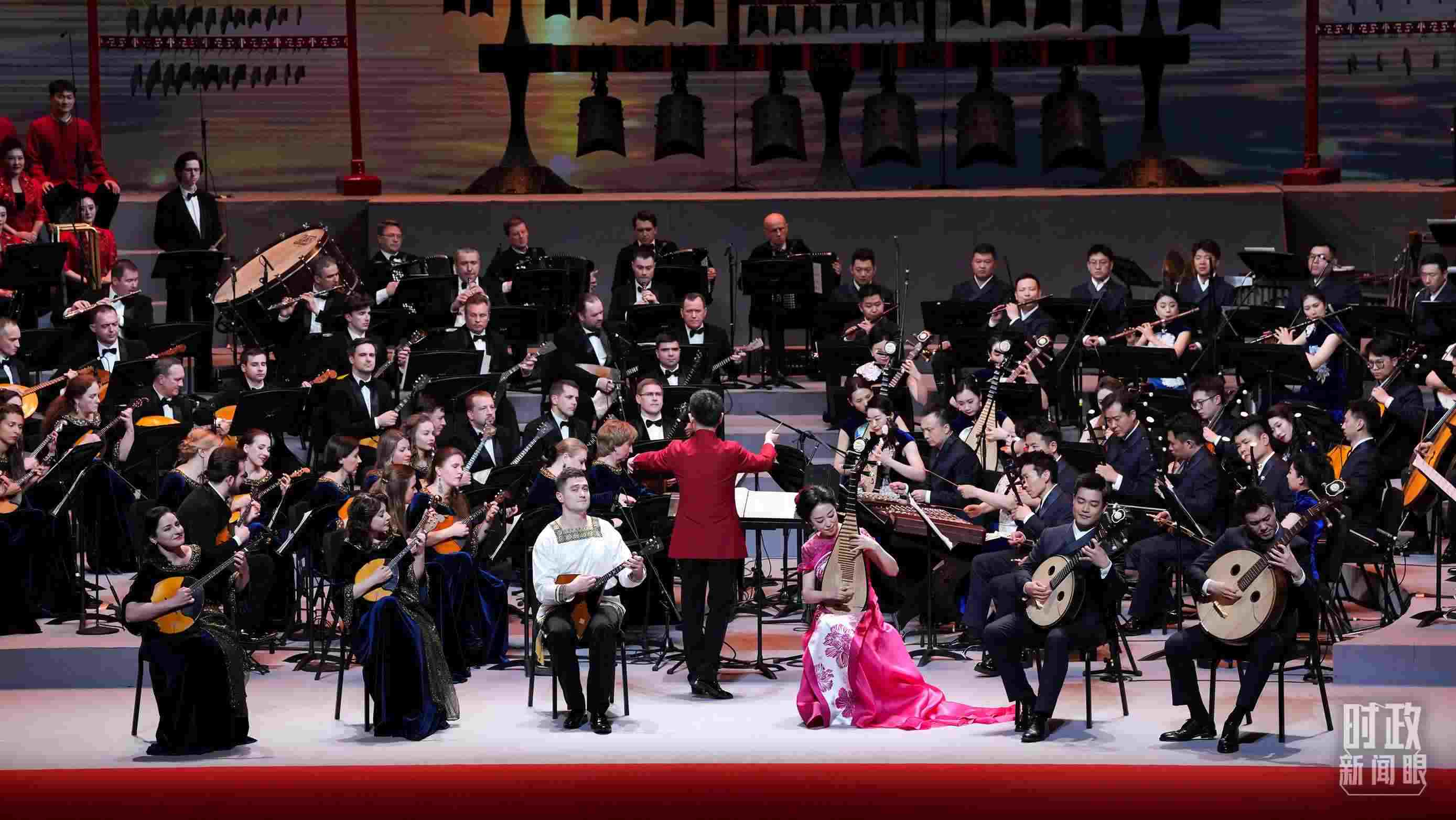 △前來參加音樂會的中俄藝術(shù)家匯聚一堂。（總臺央視記者李增仁、國廣記者李晉拍攝）