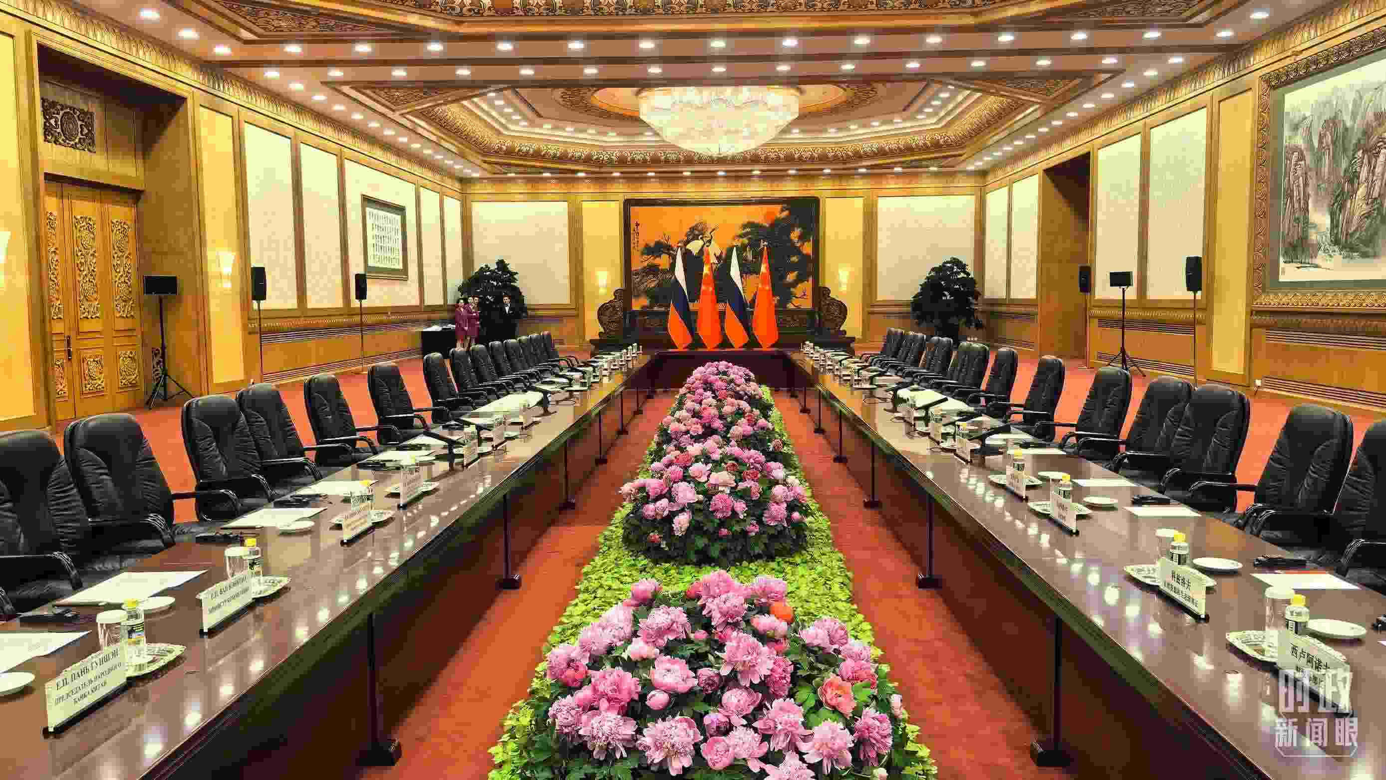 △中俄兩國元首隨后主持大范圍會談，這是會談開始前的現(xiàn)場。（總臺央視記者鄂介甫拍攝）