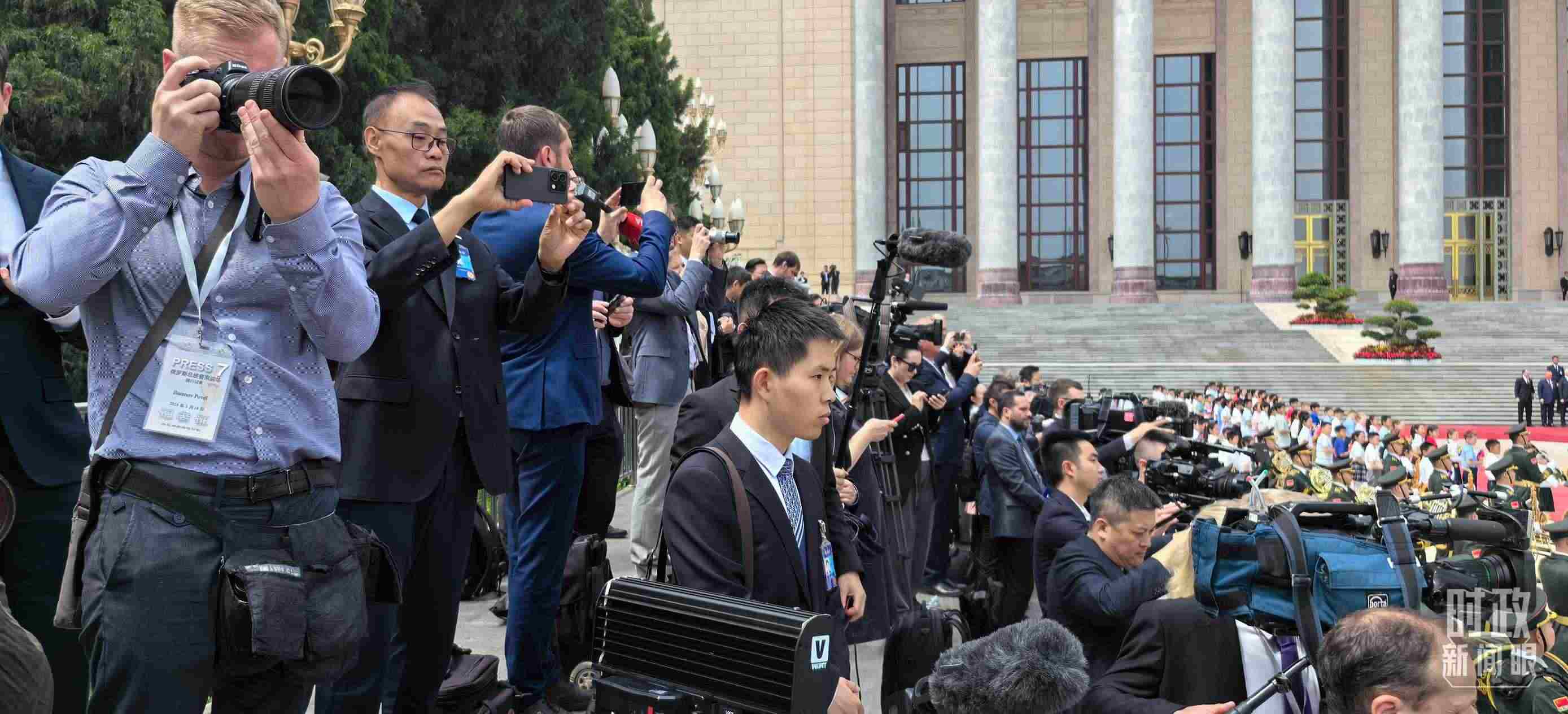 △當(dāng)天參與現(xiàn)場報道的中外記者。（總臺央視記者楊波、王子杭拍攝）