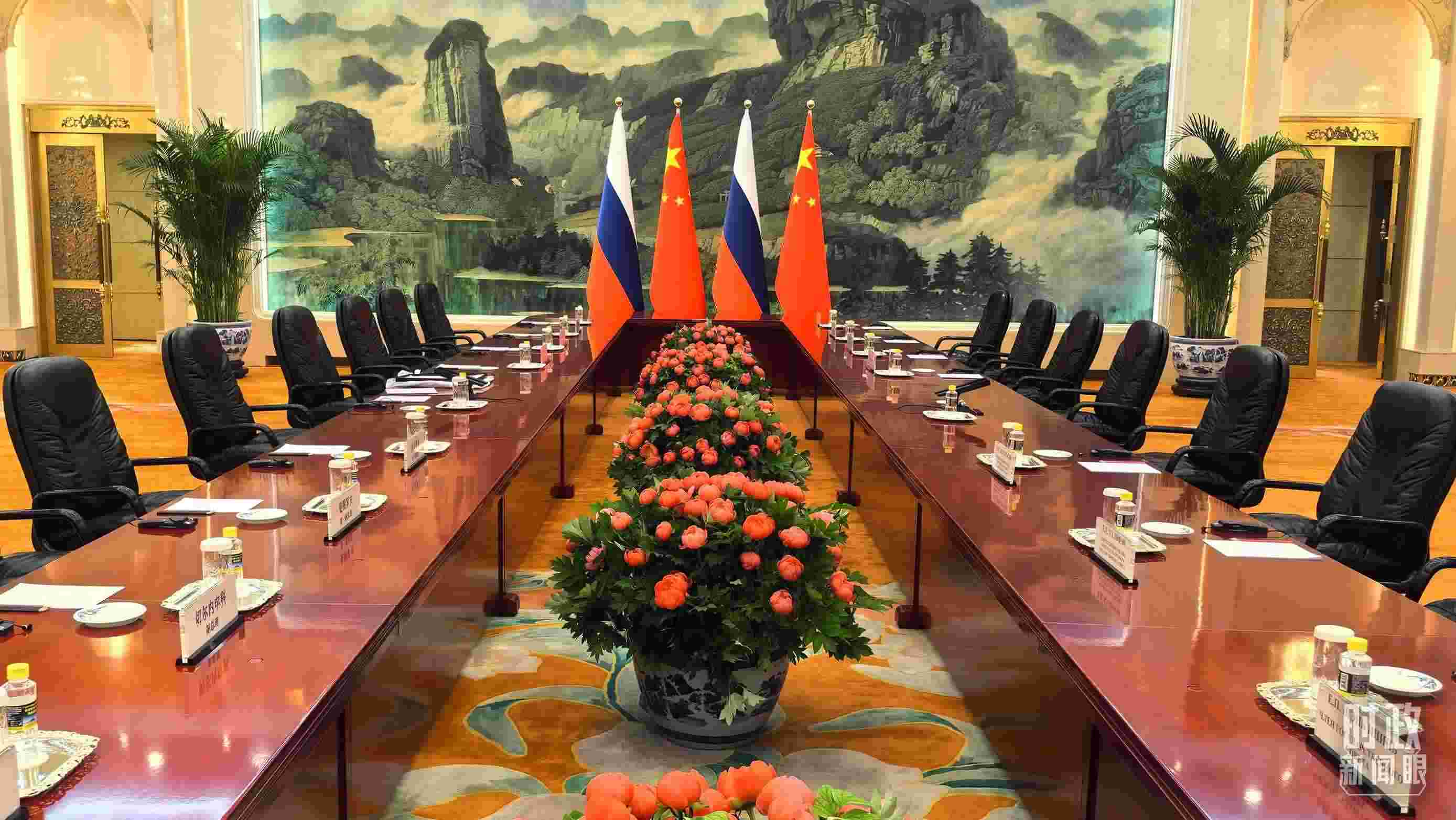 △中俄兩國元首首先舉行小范圍會談，這是會談開始前的現(xiàn)場。（總臺央視記者鄂介甫拍攝）