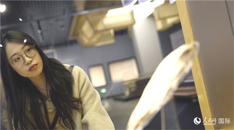 尹怡然在殷墟博物館新館參觀。人民網(wǎng)記者 劉寧攝