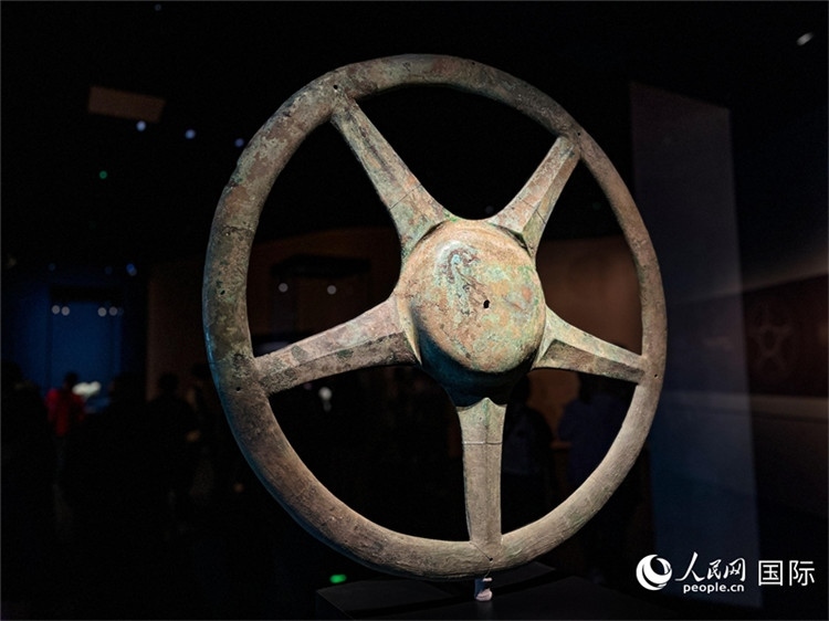 三星堆博物館中展出的太陽(yáng)輪。人民網(wǎng)記者 羨江楠攝