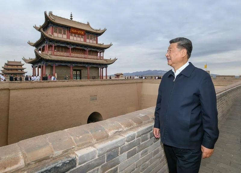 △2019年8月20日，習(xí)近平總書記來到嘉峪關(guān)關(guān)城，登上城樓察看關(guān)城整體面貌，聽取河西走廊長(zhǎng)城、關(guān)隘歷史文化情況介紹。