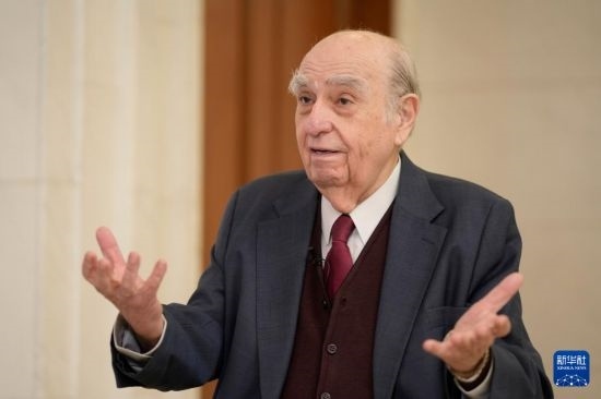  5月17日，烏拉圭前總統(tǒng)胡利奧·瑪麗亞·桑吉內(nèi)蒂在蒙得維的亞接受新華社記者專訪。新華社發(fā)（尼古拉斯·塞拉亞攝）