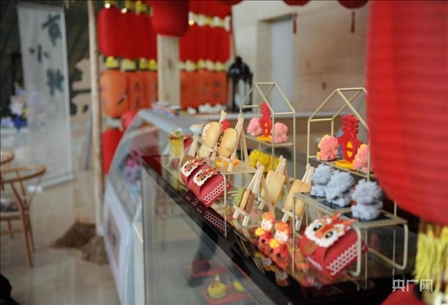 鄭州商代都城遺址博物院文創(chuàng)產(chǎn)品“商小鮮”（央廣網(wǎng)發(fā) 邢小龍 攝）