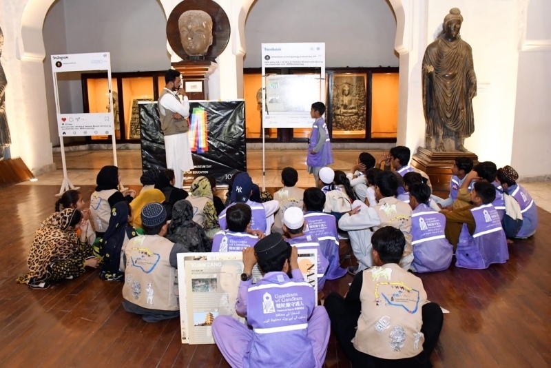 志愿者在博物館給孩子們開展互動(dòng)講解。“犍陀羅守護(hù)人”供圖