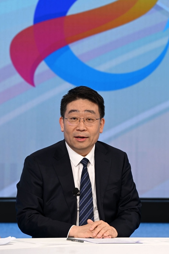 國家發(fā)展改革委產(chǎn)業(yè)司副司長霍福鵬在“中國經(jīng)濟(jì)圓桌會(huì)”錄制現(xiàn)場交流發(fā)言。新華社記者 金良快 攝