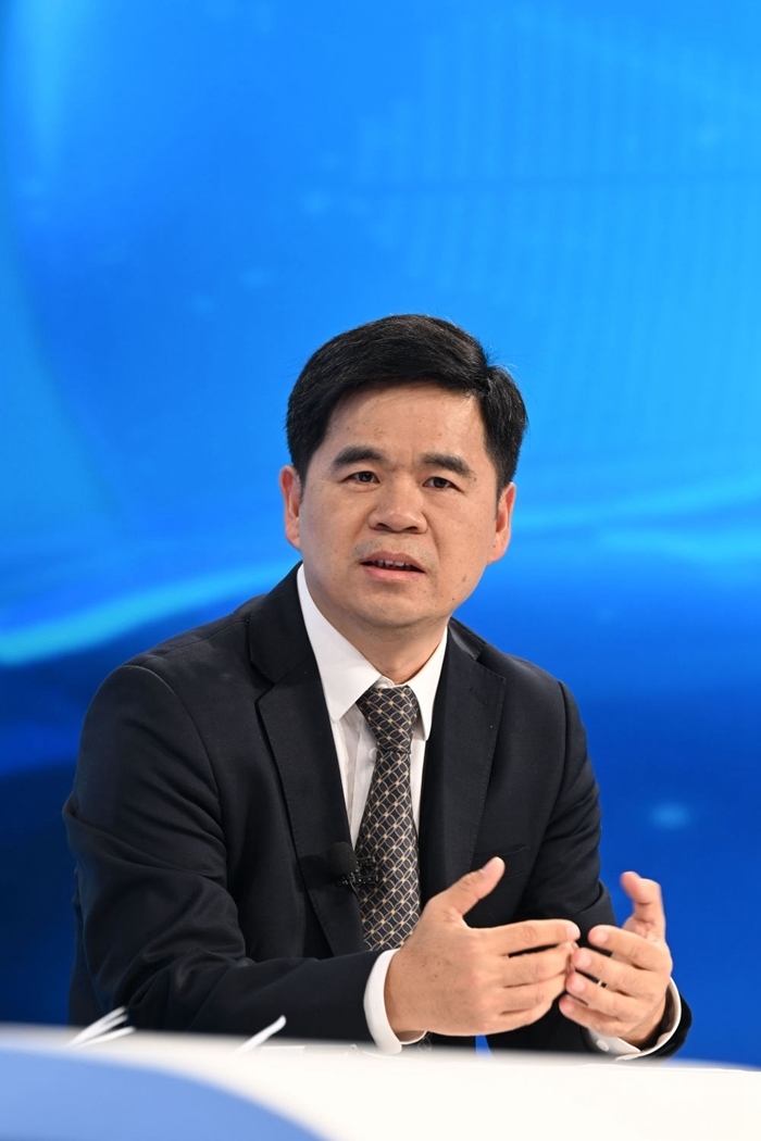 工業(yè)和信息化部運(yùn)行監(jiān)測協(xié)調(diào)局副局長何海林在“中國經(jīng)濟(jì)圓桌會(huì)”錄制現(xiàn)場交流發(fā)言。新華社記者 金良快 攝