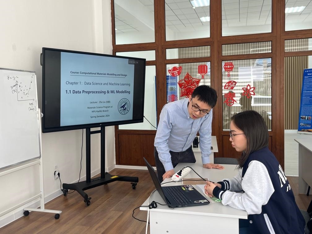 2024年4月，西北工業(yè)大學(xué)材料學(xué)院劉哲教授在西北工業(yè)大學(xué)哈薩克斯坦分校授課。（西北工業(yè)大學(xué)供圖）