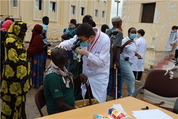 在義診現(xiàn)場(chǎng)，中國(guó)醫(yī)生與當(dāng)?shù)鼐用窈嫌傲裟睿继猁}業(yè)投資公司供圖