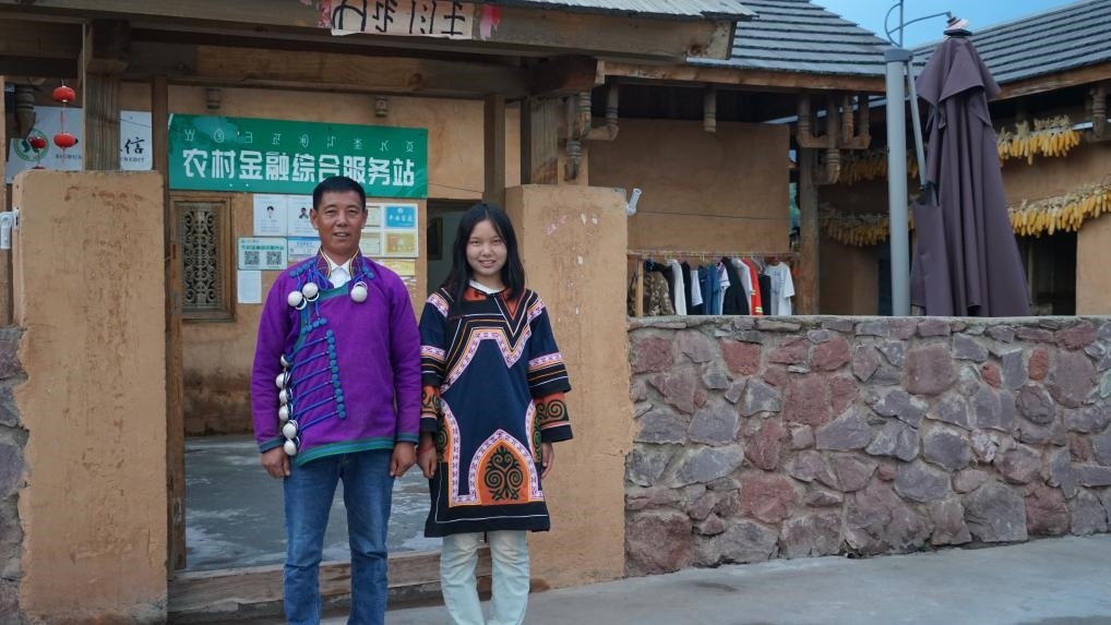 吉好有果和父親吉好也求在三河村新家合影。新華社記者 尹恒 攝