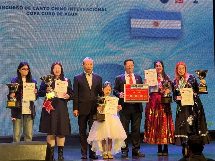 圖為中國駐阿根廷大使王衛(wèi)、阿根廷華文教育基金會(huì)會(huì)長劉芳勇為五名“金獎(jiǎng)”選手頒獎(jiǎng)（阿根廷拉普拉塔國立大學(xué)孔子學(xué)院供圖）