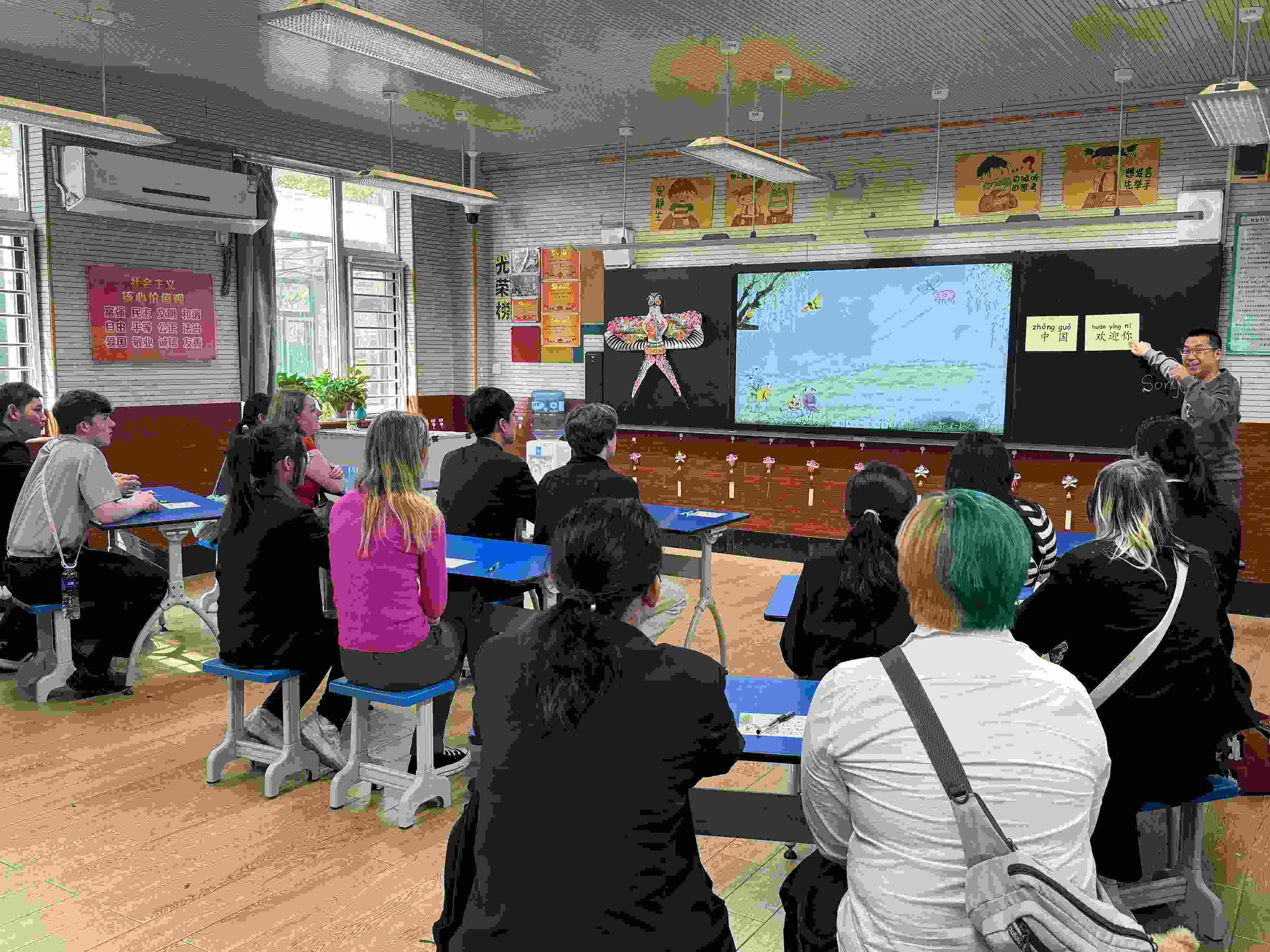 2024年4月20日，美國(guó)艾奧瓦州馬斯卡廷高中“友誼傳承”研學(xué)團(tuán)來到石家莊外國(guó)語(yǔ)學(xué)校，中美學(xué)生同上一節(jié)中文課。