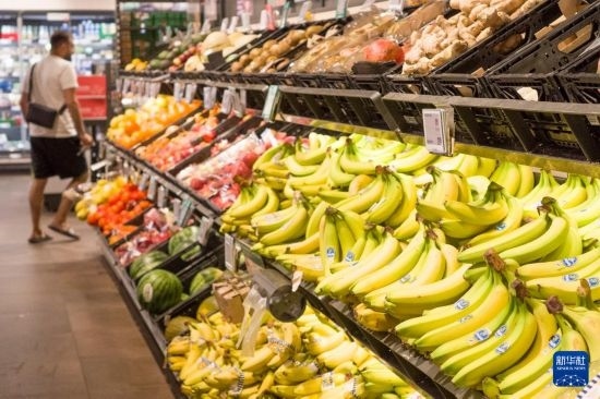 5月24日，顧客在德國(guó)柏林一家超市購(gòu)物。新華社記者 任鵬飛 攝