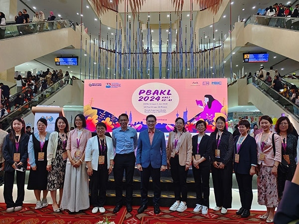 5月24日，在吉隆坡國(guó)際書展期間舉辦的中馬贈(zèng)書儀式。中國(guó)圖書進(jìn)出口（集團(tuán)）有限公司供圖