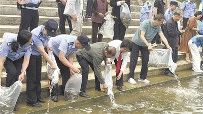 庭審后開展增殖放流。
