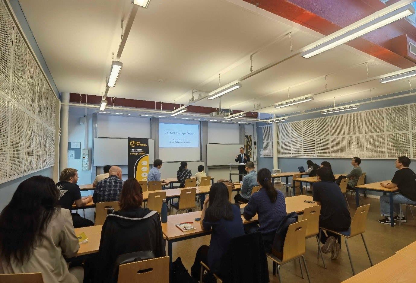 中國駐瑞典大使崔愛民與同學(xué)們互動(dòng)并回答問題。中國駐瑞典大使館供圖