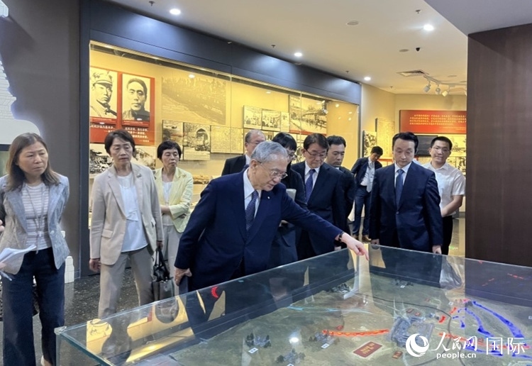 創(chuàng)價學(xué)會會長原田稔（中）與青年代表團成員訪問中國人民抗日戰(zhàn)爭紀(jì)念館。人民網(wǎng)記者 陳思攝