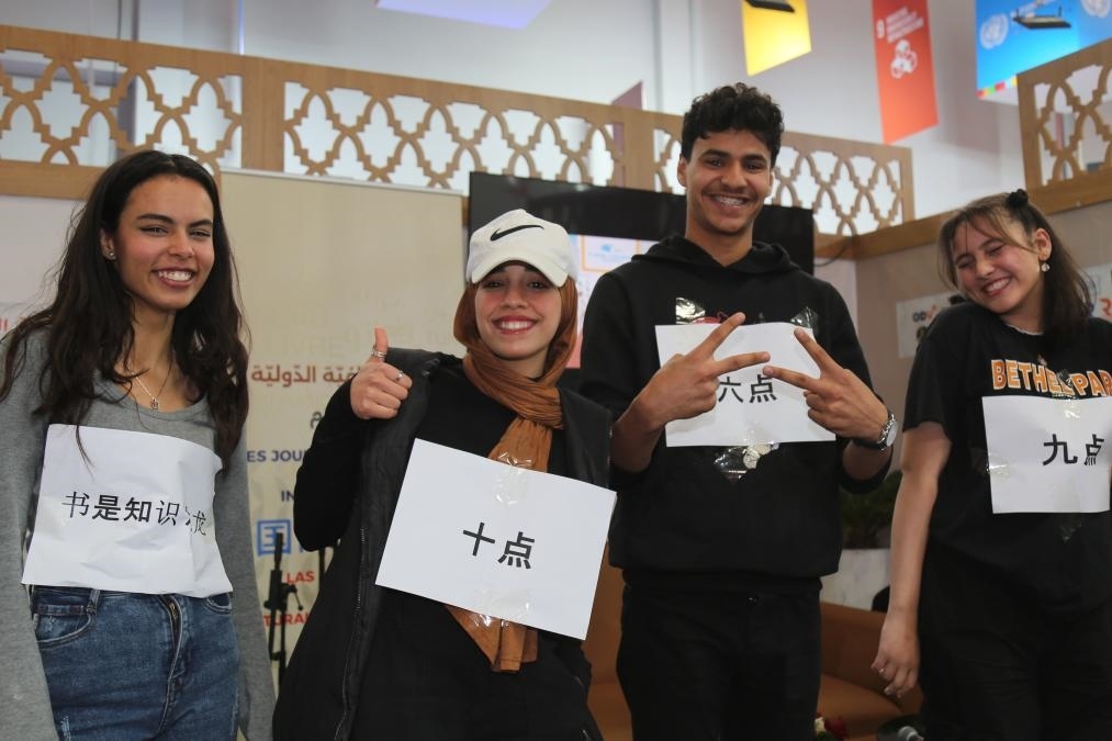 2024年4月24日，突尼斯高中生在首都突尼斯市舉辦的突尼斯國際書展上表演漢語節(jié)目。新華社發(fā)（阿代爾攝）