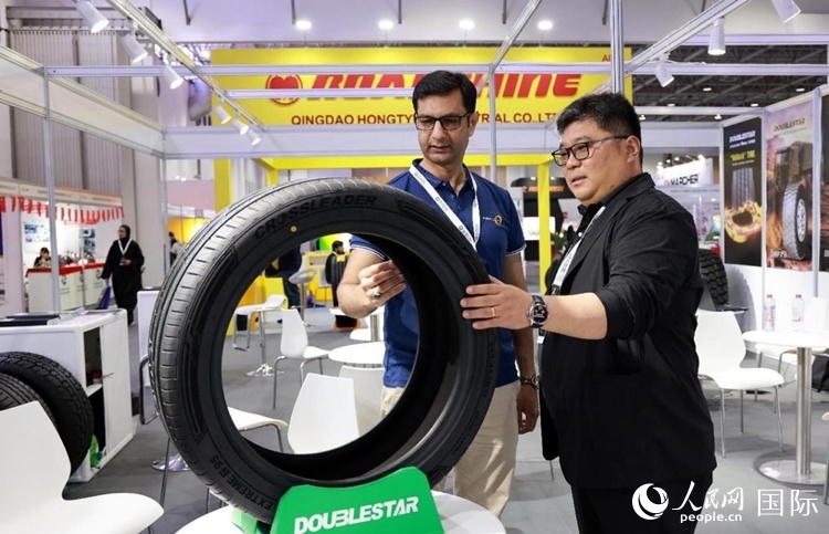 工作人員向客戶展示雙星電動汽車輪胎。和傳統(tǒng)汽車輪胎相比，電動汽車輪胎具有更高承載能力、更加靜音舒適、更好極速抓地、更低滾動阻力等特點。人民網記者 管克江攝